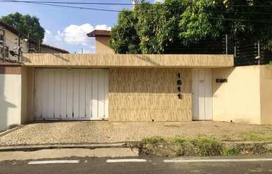 Imagem: A casa possui 3 Dormitórios, 1 Banheiro, 4 Vagas na garagem
