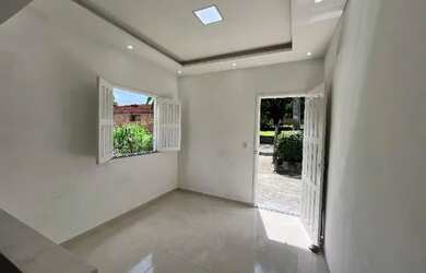 Imagem: A casa possui 3 Dormitórios, 2 Banheiros, 1 Vaga na garagem