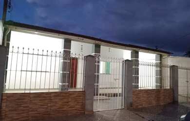 Imagem: A casa possui 4 Dormitórios, 3 Banheiros, 2 Vagas na garagem