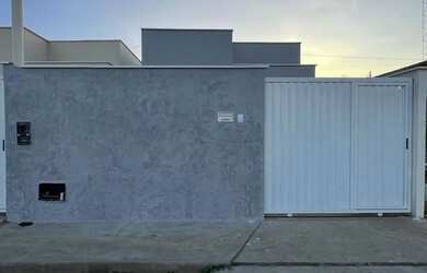 Imagem: A casa possui 2 Dormitórios, 2 Banheiros e está localizado