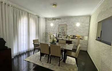 Imagem: A casa possui 3 Dormitórios, 3 Banheiros, 5 Vagas na garagem