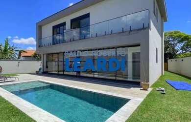 Imagem: A casa em condomínio possui 4 Dormitórios, 4 Banheiros, 5