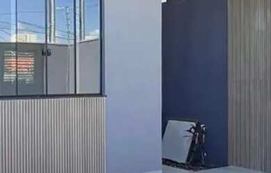 Imagem: A casa possui 3 Dormitórios, 2 Banheiros, 2 Vagas na garagem