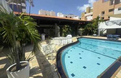 Imagem: A casa possui 4 Dormitórios, 5 Banheiros, 5 Vagas na garagem