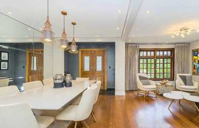 Imagem: A casa possui 4 Dormitórios, 5 Banheiros, 5 Vagas na garagem