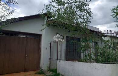 Imagem: A casa possui 3 Dormitórios, 3 Banheiros, 2 Vagas na garagem