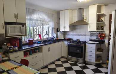 Imagem: A casa em condomínio possui 4 Dormitórios, 5 Banheiros, 2