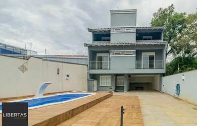 Imagem: A casa possui 4 Dormitórios, 3 Banheiros, 5 Vagas na garagem