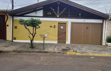 Imagem: A casa possui 3 Dormitórios, 1 Banheiro, 3 Vagas na garagem