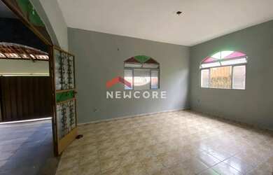 Imagem: A casa possui 3 Dormitórios, 1 Banheiro, 2 Vagas na garagem