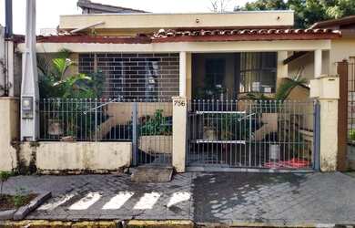 Imagem: A casa possui 2 Dormitórios, 1 Banheiro, 2 Vagas na garagem