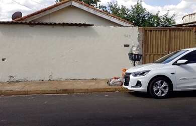 Imagem: A casa possui 2 Dormitórios, 1 Banheiro, 2 Vagas na garagem