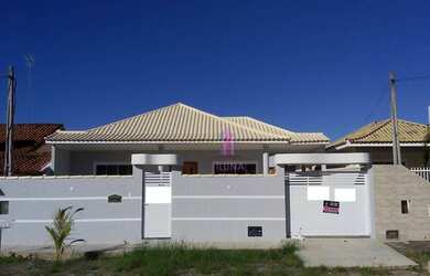 Imagem: A casa possui 3 Dormitórios, 3 Banheiros, 2 Vagas na garagem