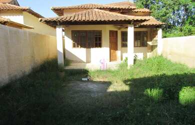 Imagem: A casa possui 2 Dormitórios, 2 Banheiros, 2 Vagas na garagem