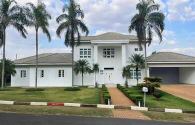 Imagem: A casa possui 5 Dormitórios, 5 Banheiros, 2 Vagas na garagem