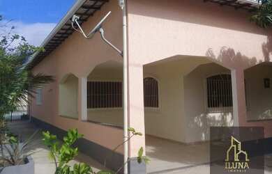 Imagem: A casa possui 3 Dormitórios, 1 Banheiro, 2 Vagas na garagem