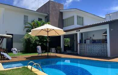 Imagem: A casa possui 4 Dormitórios, 5 Banheiros, 3 Vagas na garagem