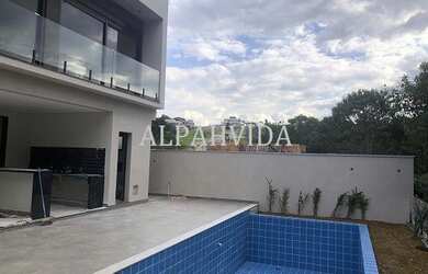 Imagem: A casa em condomínio possui 4 Dormitórios, 4 Banheiros, 2