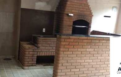 Imagem: A casa possui 3 Dormitórios, 2 Banheiros, 2 Vagas na garagem