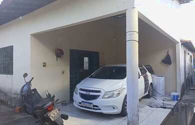 Imagem: A casa possui 2 Dormitórios, 1 Banheiro e 1 Vaga na garagem