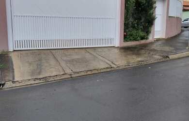 Imagem: A casa possui 3 Dormitórios, 4 Banheiros, 2 Vagas na garagem