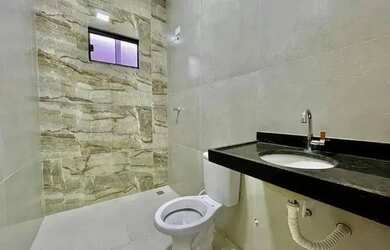 Imagem: A casa possui 3 Dormitórios, 1 Banheiro, 2 Vagas na garagem