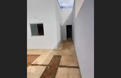 Imagem: A casa possui 2 Dormitórios, 1 Banheiro, 2 Vagas na garagem