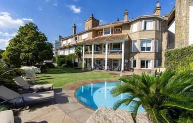 Imagem: A casa possui 5 Dormitórios, 5 Banheiros, 5 Vagas na garagem