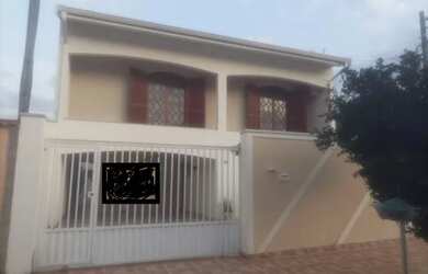 Imagem: A casa possui 3 Dormitórios, 4 Banheiros, 5 Vagas na garagem