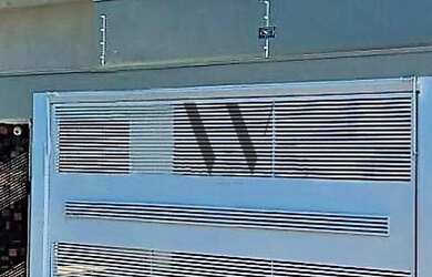 Imagem: A casa possui 3 Dormitórios, 2 Banheiros, 2 Vagas na garagem