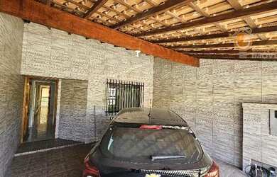 Imagem: A casa possui 3 Dormitórios, 2 Banheiros, 2 Vagas na garagem