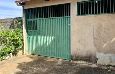 Imagem: A casa possui 3 Dormitórios, 1 Banheiro, 1 Vaga na garagem