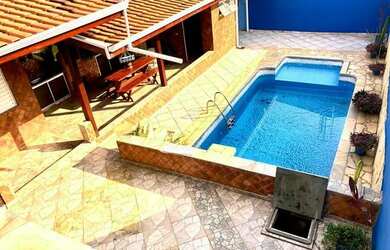 Imagem: A casa possui 3 Dormitórios, 3 Banheiros, 3 Vagas na garagem