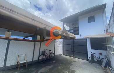 Imagem: A casa possui 3 Dormitórios, 1 Banheiro, 2 Vagas na garagem