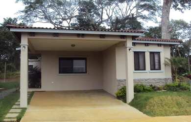 Imagem: A casa possui 3 Dormitórios, 2 Banheiros, 2 Vagas na garagem