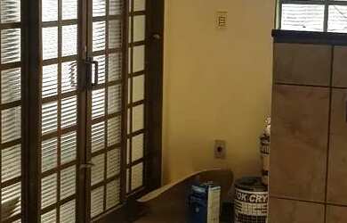 Imagem: A casa possui 2 Dormitórios, 1 Banheiro, 1 Vaga na garagem