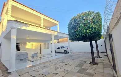 Imagem: A casa possui 3 Dormitórios, 1 Banheiro, 1 Vaga na garagem