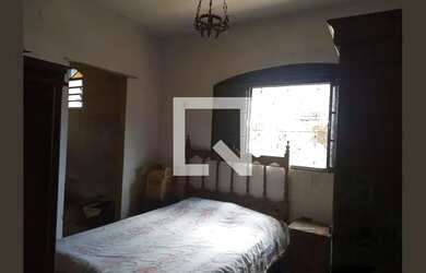 Imagem: A casa possui 4 Dormitórios, 2 Banheiros, 3 Vagas na garagem