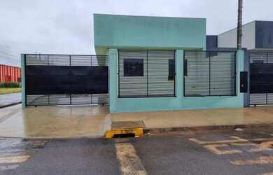 Imagem: A casa possui 3 Dormitórios, 1 Banheiro, 2 Vagas na garagem