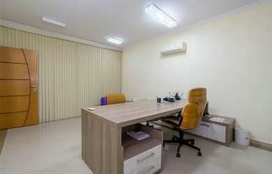 Imagem: O depósito possui 4 Vagas na garagem e 853m² de Área e está