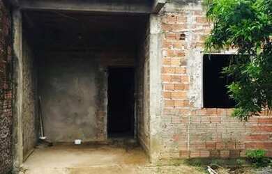 Imagem: A casa possui 3 Dormitórios, 1 Banheiro, 2 Vagas na garagem