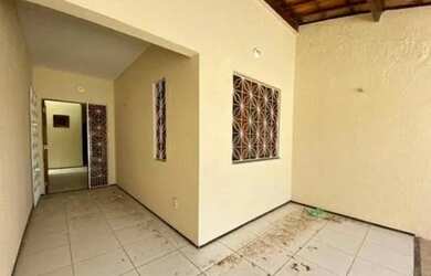 Imagem: A casa à venda possui 2 Dormitórios, 2 Banheiros, 1 Vaga na