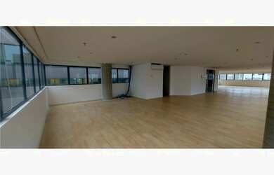 Imagem: O depósito possui 4 Vagas na garagem, 175m² de Área e está