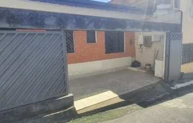 Imagem: A casa possui 1 Dormitório, 1 Banheiro, 1 Vaga na garagem