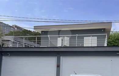 Imagem: A casa possui 4 Dormitórios, 4 Banheiros, 4 Vagas na garagem