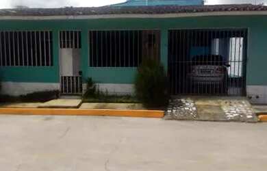 Imagem: A casa possui 3 Dormitórios, 3 Banheiros, 1 Vaga na garagem