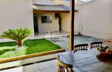 Imagem: A casa possui 3 Dormitórios, 3 Banheiros, 2 Vagas na garagem