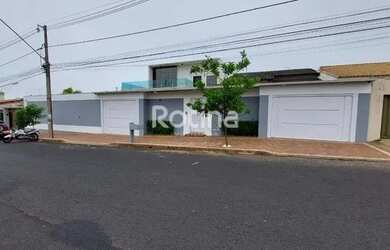 Imagem: A casa possui 3 Dormitórios, 4 Banheiros, 4 Vagas na garagem