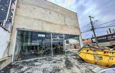 Imagem: O depósito possui 4 Vagas na garagem, 183m² de Área e está