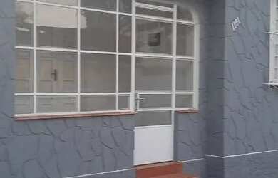 Imagem: A casa possui 4 Dormitórios, 2 Banheiros, 3 Vagas na garagem